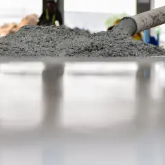 Co to jest zaprawa sucha i jak wykorzystać jej zalety w budownictwie