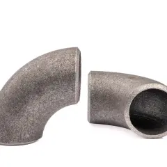 Dwa metalowe kolana hamburskie, gotowe do połączenia w instalacji hydraulicznej.