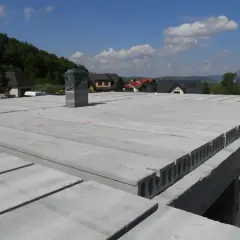 Płyty kanałowe i żelbetowe tworzą nowoczesne rodzaje stropów. Widok na budowę domu z gotowymi elementami stropowymi.