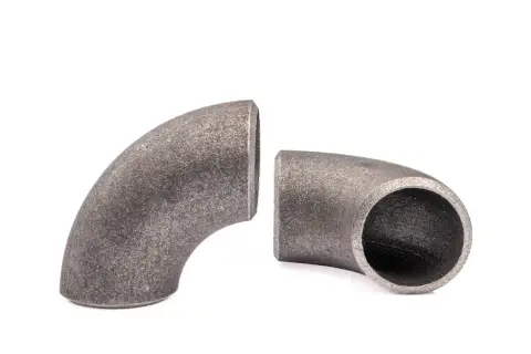 Dwa metalowe kolana hamburskie, gotowe do połączenia w instalacji hydraulicznej.