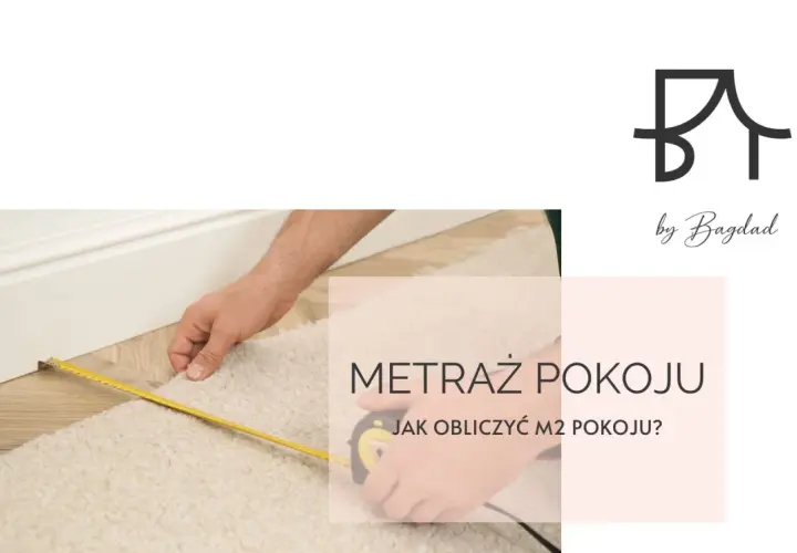 Mężczyzna mierzy dywan taśmą, by dowiedzieć się, jak obliczyć m2 pokoju. Logo "by Bagdad" na białym tle.