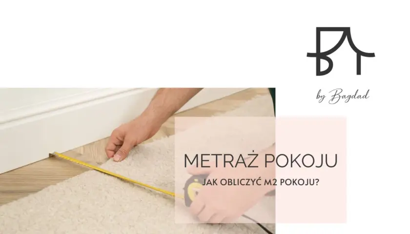Mężczyzna mierzy dywan taśmą, by dowiedzieć się, jak obliczyć m2 pokoju. Logo "by Bagdad" na białym tle.