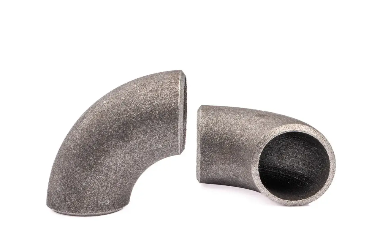 Dwa metalowe kolana hamburskie, gotowe do połączenia w instalacji hydraulicznej.