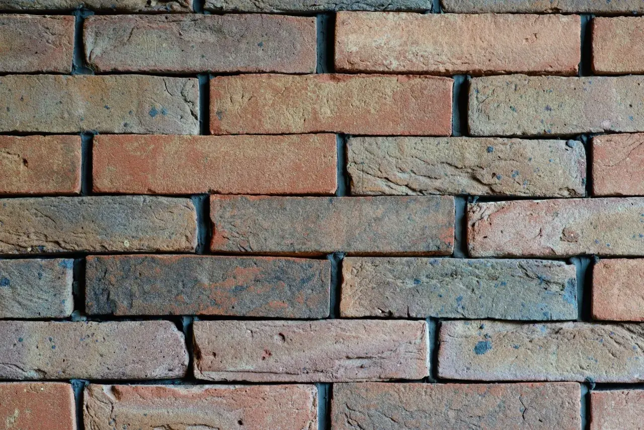 Jakie wymiary ma cegła? Odkryj różnice między rodzajami cegieł
