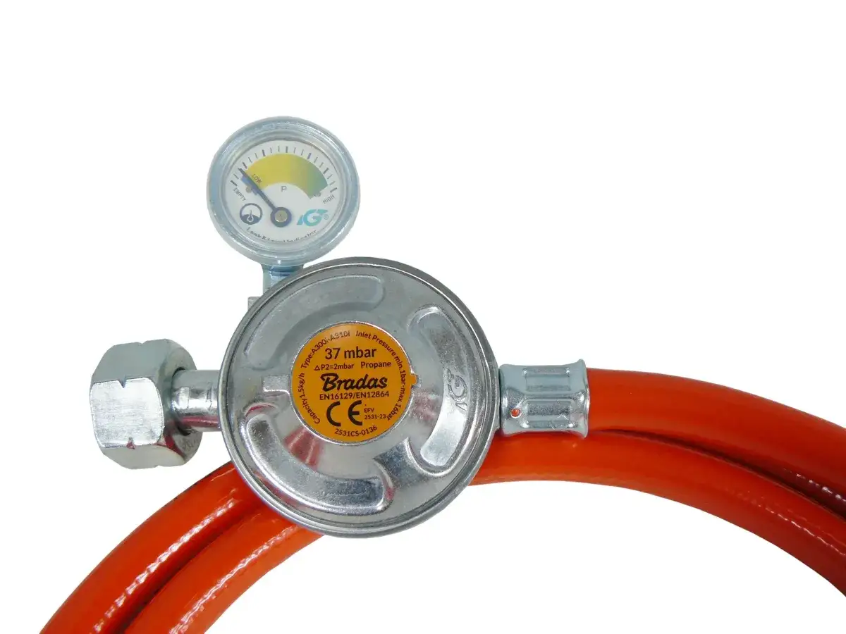 Reduces ciśnienie gazu do podłączenia kuchenki gazowej. Regulator z manometrem i wężem.