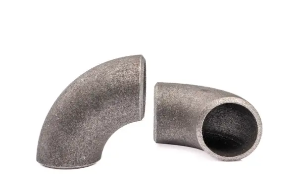 Dwa metalowe kolana hamburskie, gotowe do połączenia w instalacji hydraulicznej.